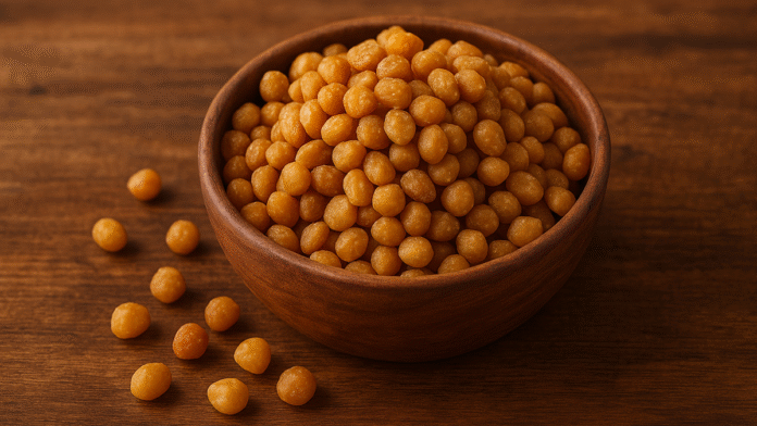 بذور الاكبي بذور الأكبي الإفريقية الطبيعية على خلفية خشبية