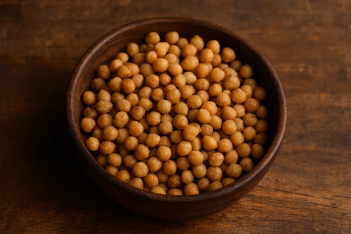 البذور الافريقية بذور الأكبي الافريقية داخل وعاء خشبي