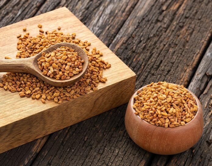 بذور الحلبة على لوح خشبي مع ملعقة خشبية تصوير مقرب يوضح شكل الحبوب الطبيعية.