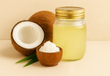 فوائد زيت جوز الهند للشعر – ترطيب، تكثيف، ولمعان طبيعي وفق الدراسات زيت جوز الهند للشعر في عبوة طبيعية بجانب ثمرة جوز الهند – ترطيب وتقوية الشعر