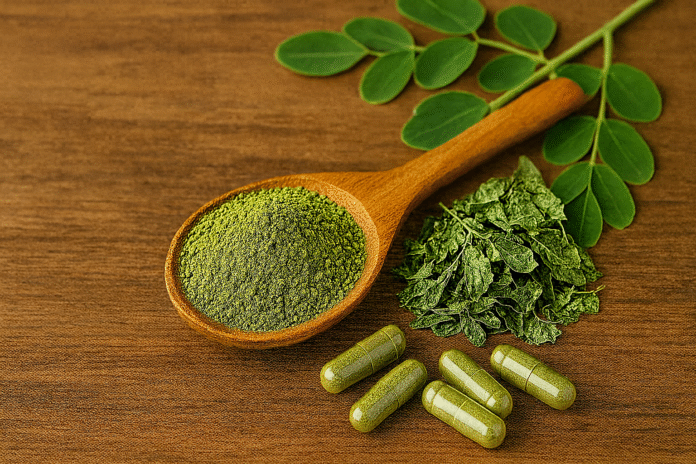 مسحوق المورينجا وأوراق مجففة وكبسولات على خلفية خشبية طبيعية